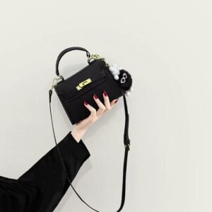 Mini Kelly Noir avec Pompon Mignon (Black Mini Kelly with Pom Pom Charm)